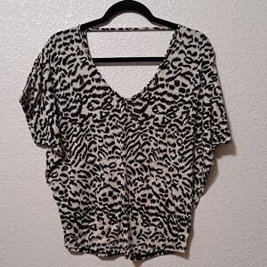Express Knit Lightweight Short Sleeve Leopard Print V-Neck Women's Top Small